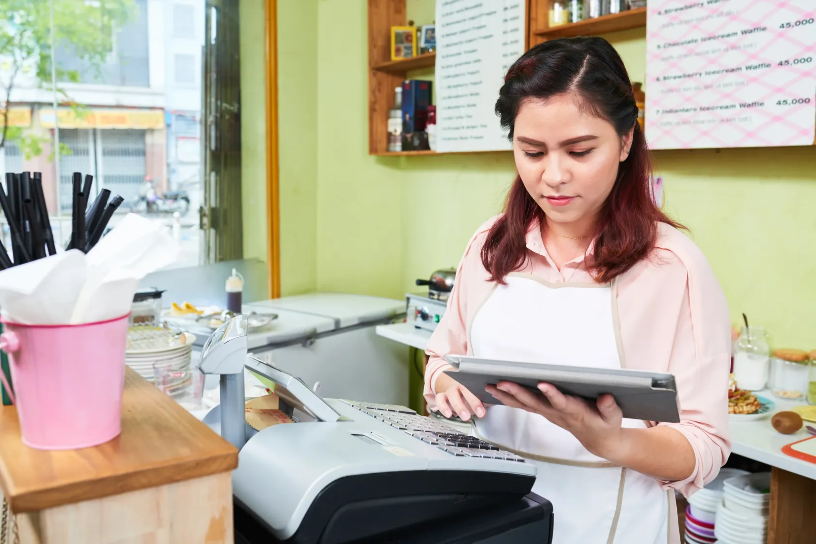Cara Memilih Pos Sistem Kasir yang Tepat untuk Bisnis Multi-Outlet